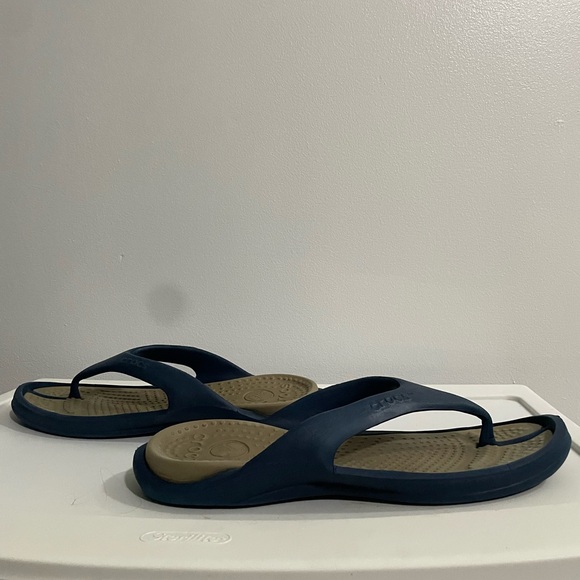 Crocs Flip Flop Sandals Women's 11 Men’s 9 Blue Tan Slip On - Picture 1 of 7